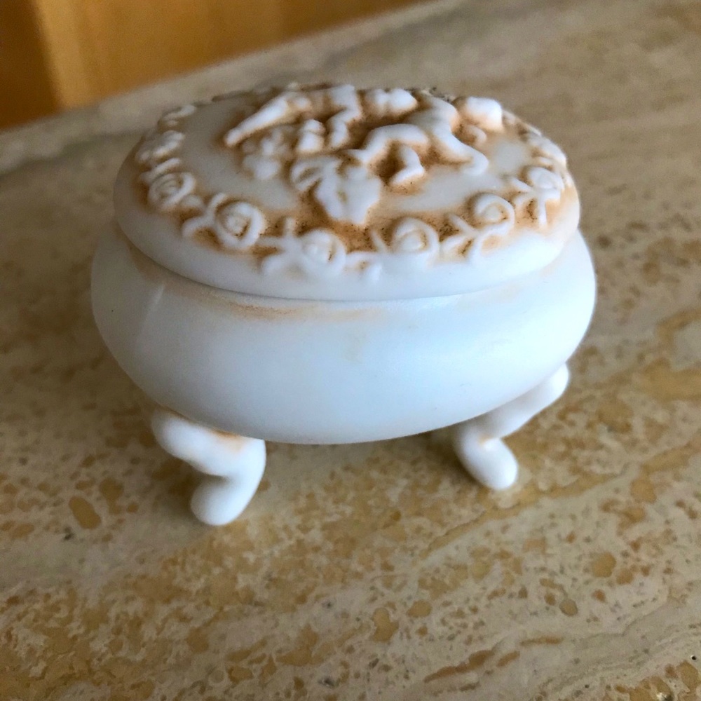 VINTAGE CHERUB BISQUE 3 LEGS TRINKET BOX